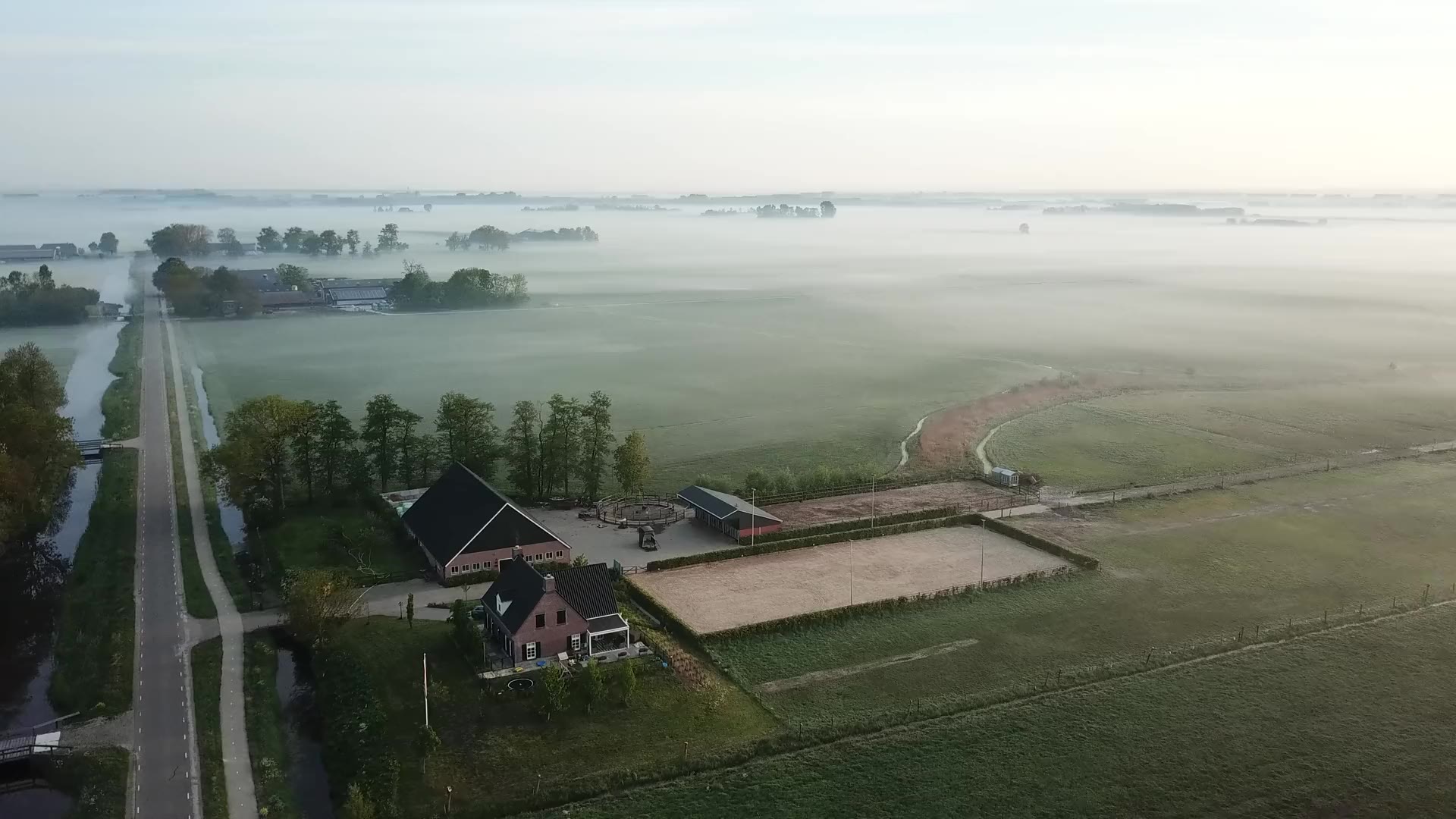 Luchtopname van Stal de Nieuwe Wetering in de polder van Mastenbroek